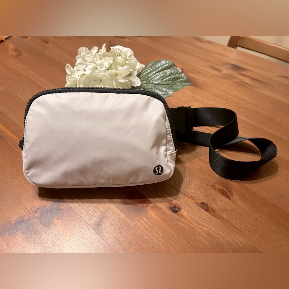 Lululemon Everywhere Belt bag